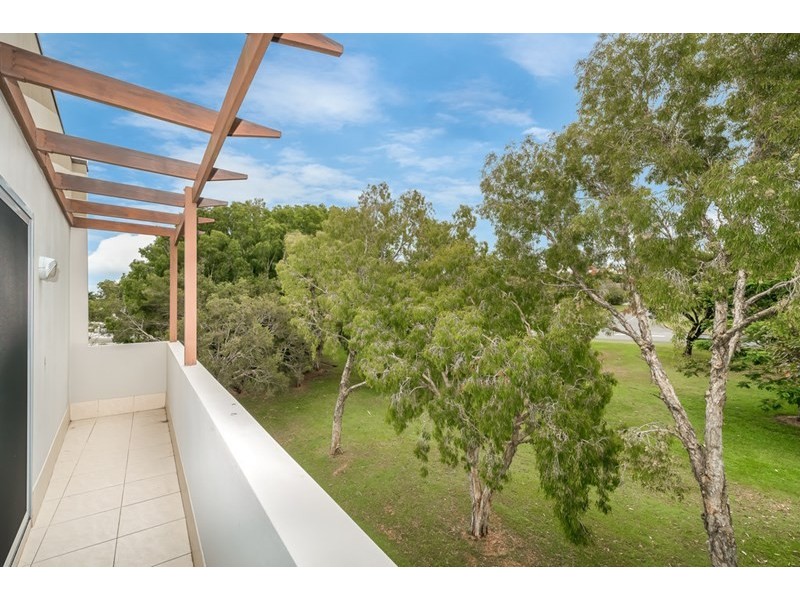 4/10 Middle Street, Labrador QLD 4215