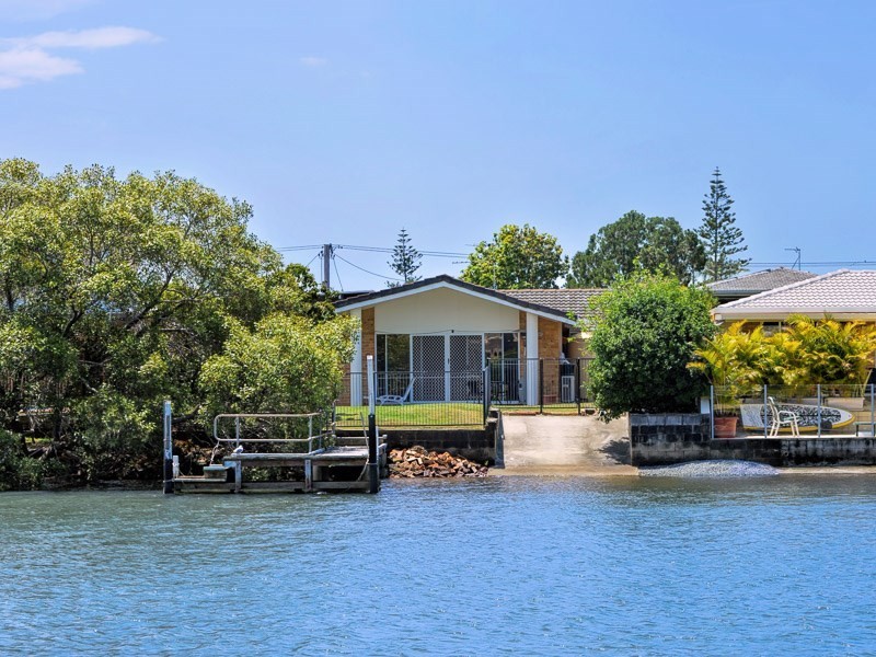 22 Vaggelas Crescent, Biggera Waters QLD 4216
