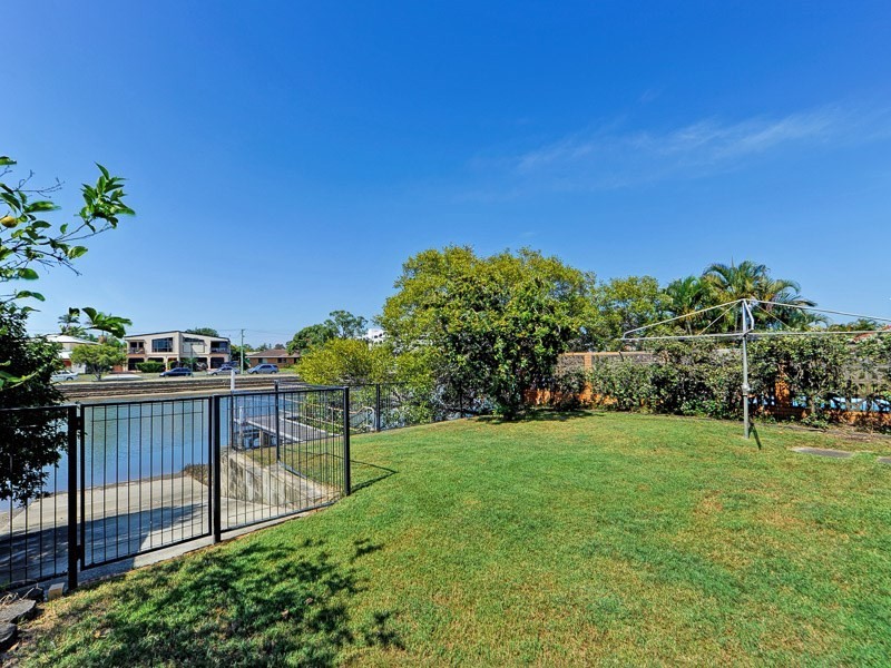 22 Vaggelas Crescent, Biggera Waters QLD 4216