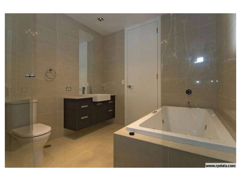 2/32 Oatland Esplanade, Runaway Bay QLD 4216