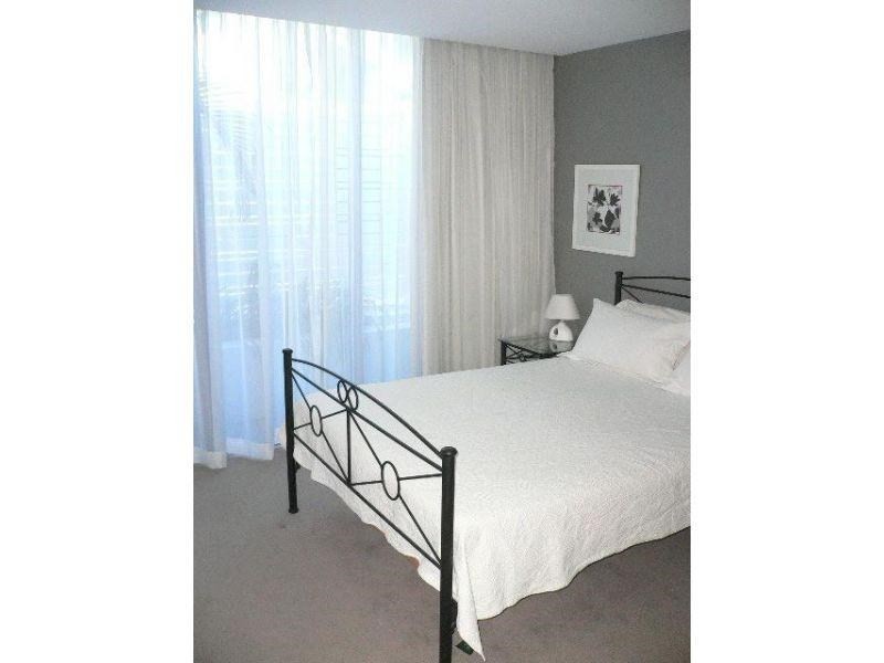 2001/438 Marine Parade, Biggera Waters QLD 4216