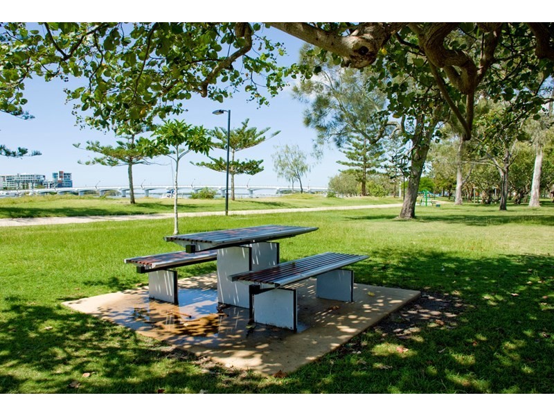 54 Milton Avenue, Paradise Point QLD 4216