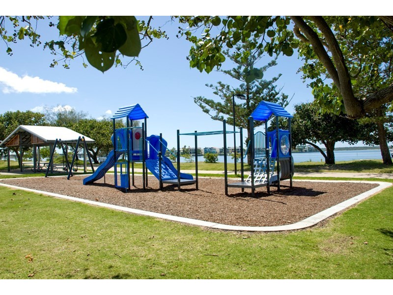 54 Milton Avenue, Paradise Point QLD 4216