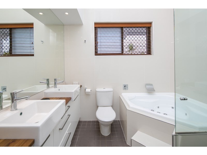 7 Samarai Avenue, Runaway Bay QLD 4216