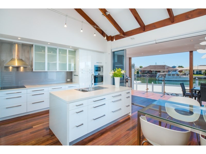 7 Samarai Avenue, Runaway Bay QLD 4216