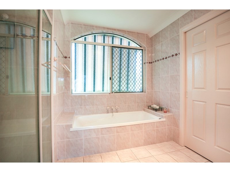 4 Saltbreeze Court, Runaway Bay QLD 4216