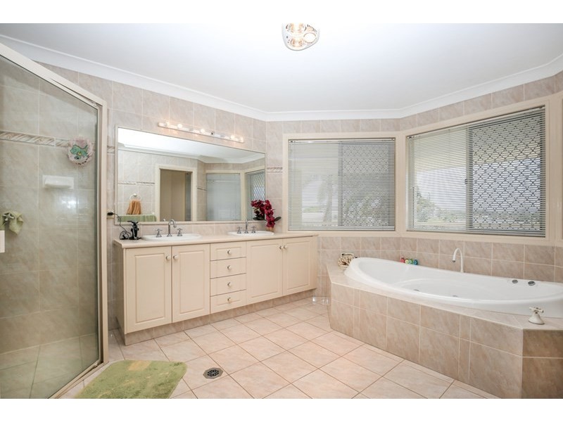 4 Saltbreeze Court, Runaway Bay QLD 4216