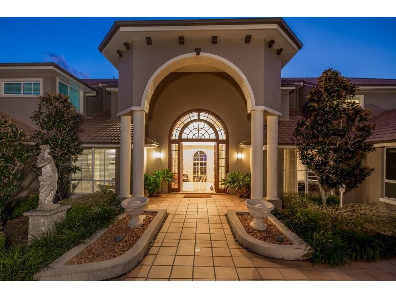 40-42 The Peninsula, Sovereign Islands QLD 4216