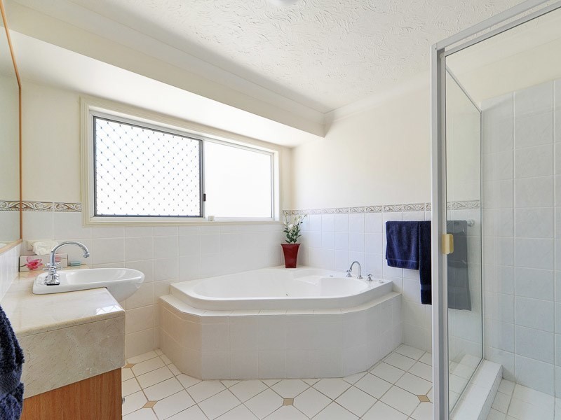 11 Pebble Beach Drive, Runaway Bay QLD 4216