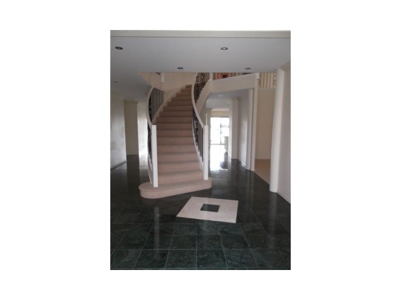 6 Hampton Court, Sovereign Islands QLD 4216