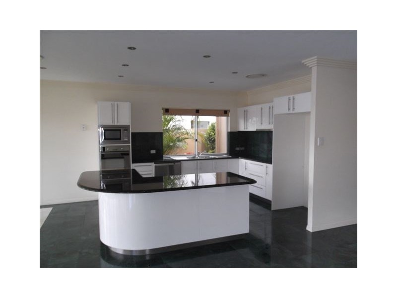 6 Hampton Court, Sovereign Islands QLD 4216