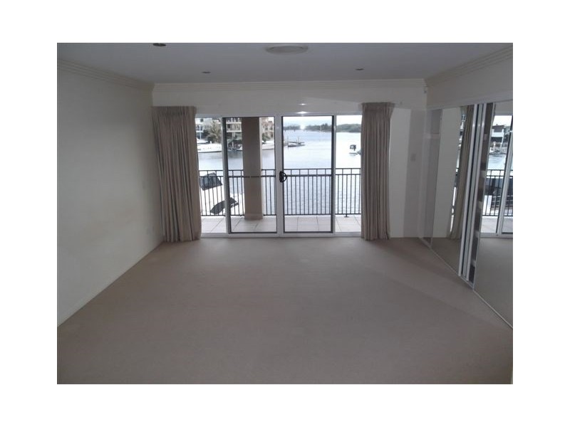6 Hampton Court, Sovereign Islands QLD 4216