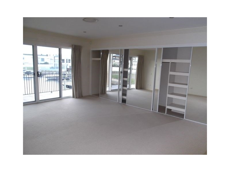 6 Hampton Court, Sovereign Islands QLD 4216