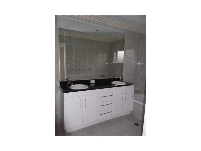 6 Hampton Court, Sovereign Islands QLD 4216