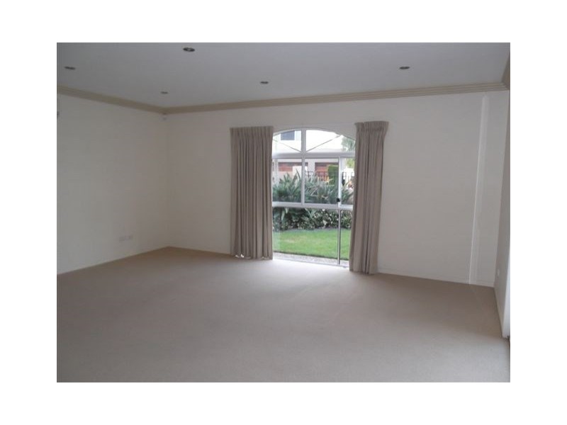 6 Hampton Court, Sovereign Islands QLD 4216