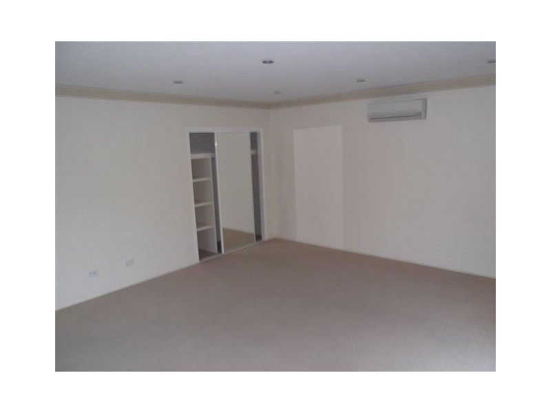 6 Hampton Court, Sovereign Islands QLD 4216