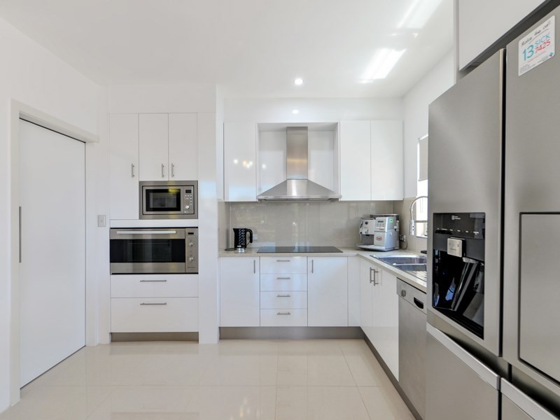 11 Seaspray Street, Paradise Point QLD 4216