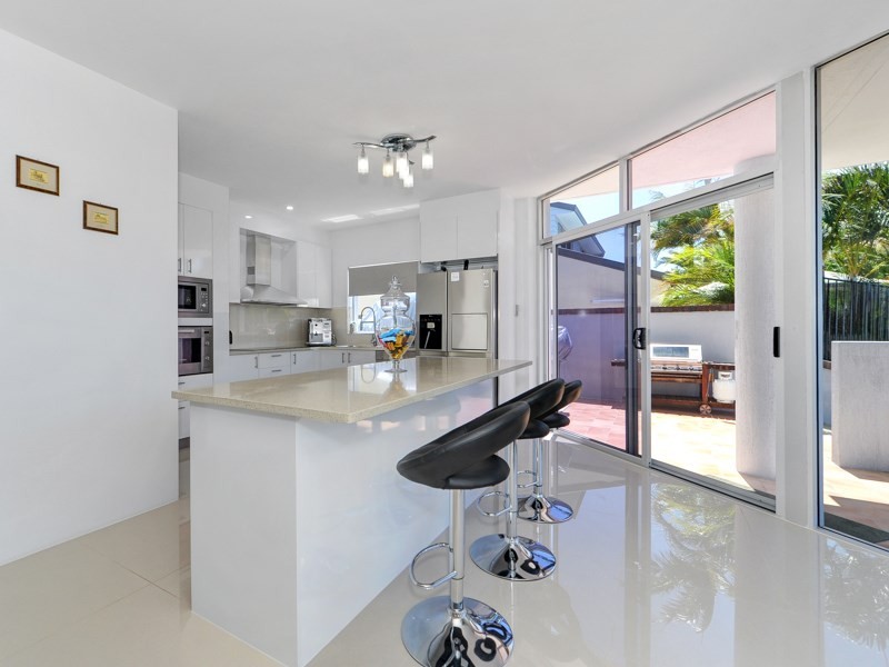 11 Seaspray Street, Paradise Point QLD 4216