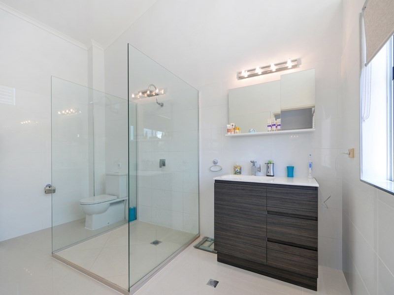 11 Seaspray Street, Paradise Point QLD 4216