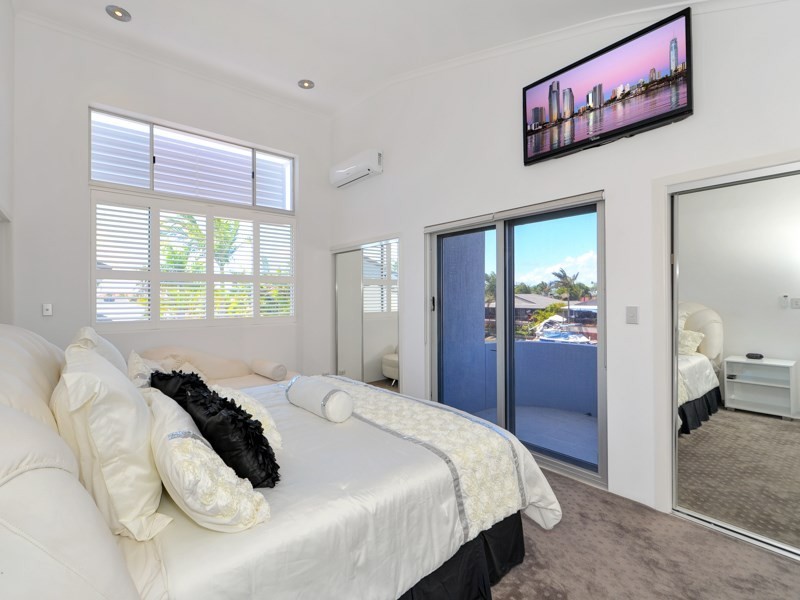11 Seaspray Street, Paradise Point QLD 4216