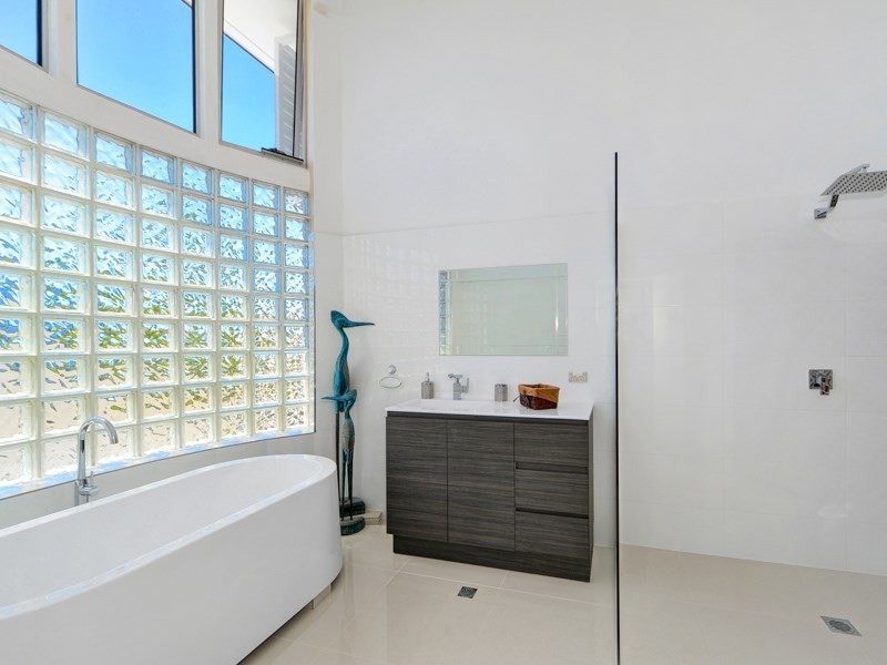 11 Seaspray Street, Paradise Point QLD 4216