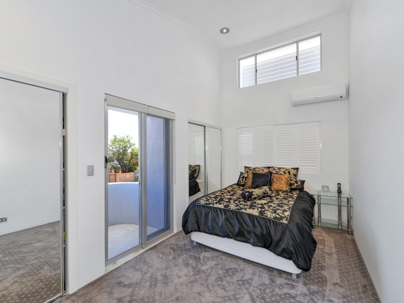 11 Seaspray Street, Paradise Point QLD 4216