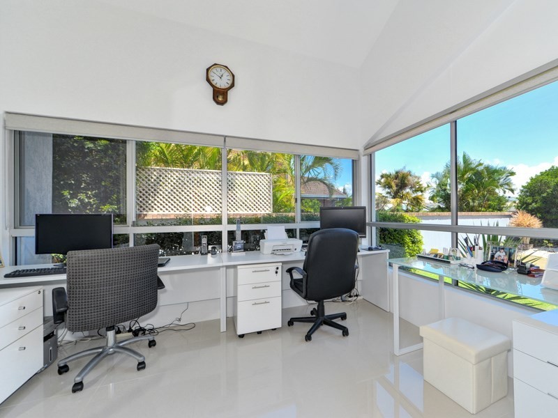 11 Seaspray Street, Paradise Point QLD 4216