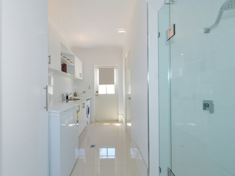 11 Seaspray Street, Paradise Point QLD 4216