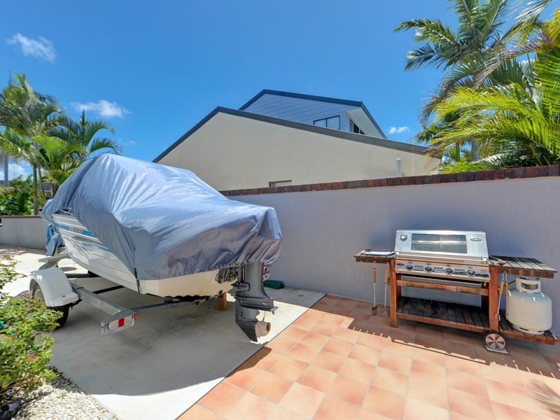11 Seaspray Street, Paradise Point QLD 4216