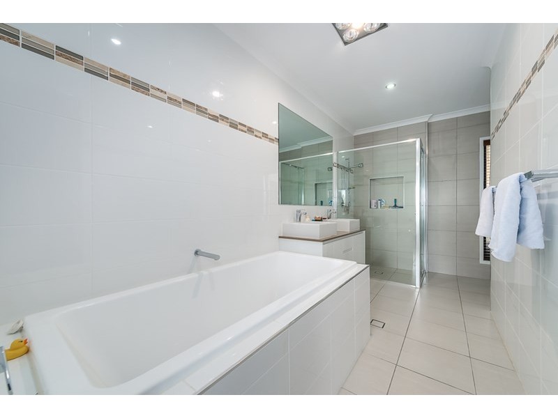 2136 Beaufort Way, Hope Island QLD 4212