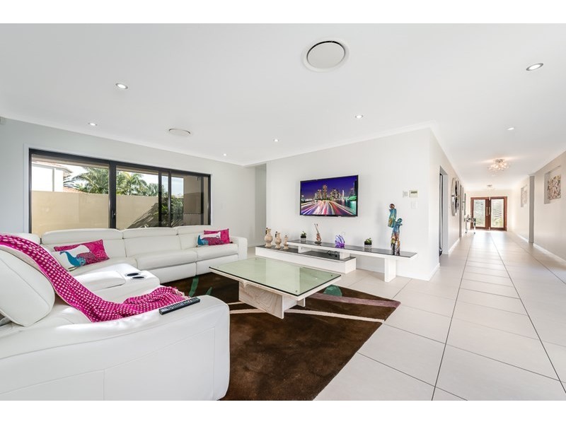 2136 Beaufort Way, Hope Island QLD 4212