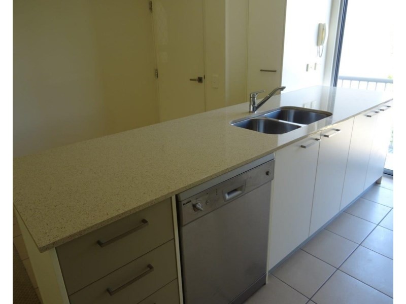 18/12 – 18 Bayview Street, Runaway Bay QLD 4216