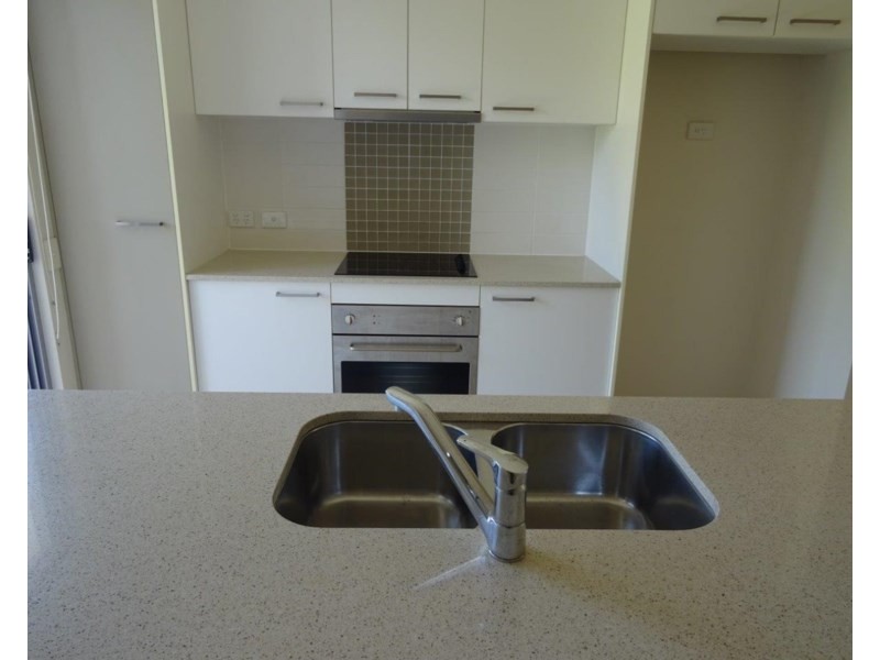 18/12 – 18 Bayview Street, Runaway Bay QLD 4216