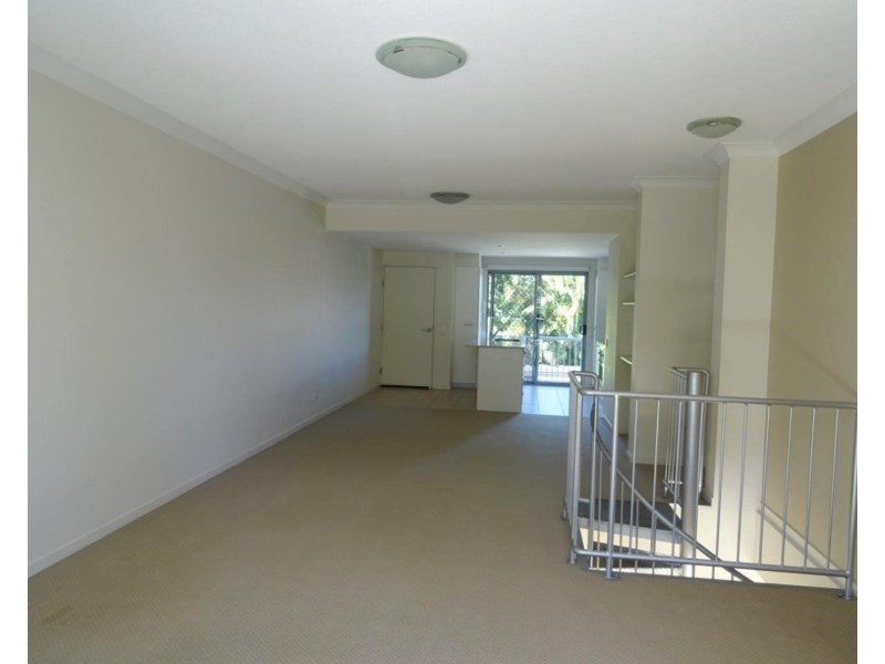 18/12 – 18 Bayview Street, Runaway Bay QLD 4216