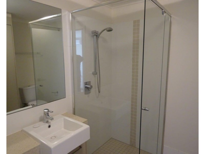 18/12 – 18 Bayview Street, Runaway Bay QLD 4216