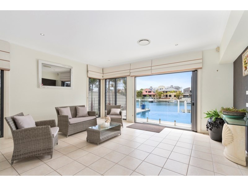 8 Kensington Mews, Sovereign Islands QLD 4216