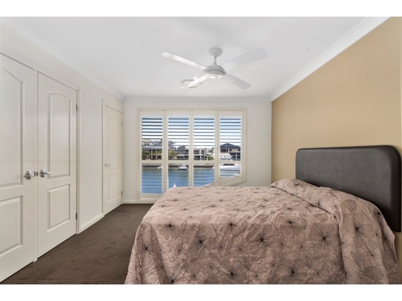 8 Kensington Mews, Sovereign Islands QLD 4216