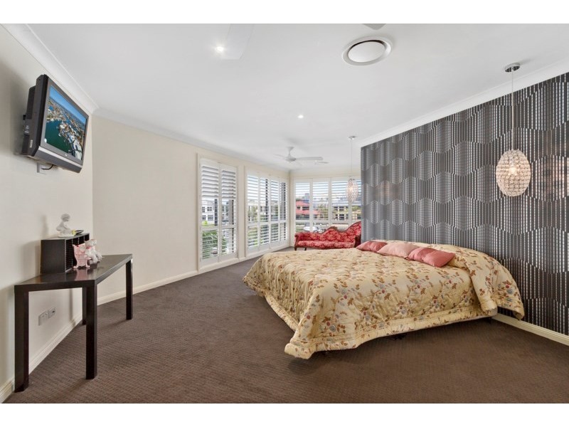 8 Kensington Mews, Sovereign Islands QLD 4216