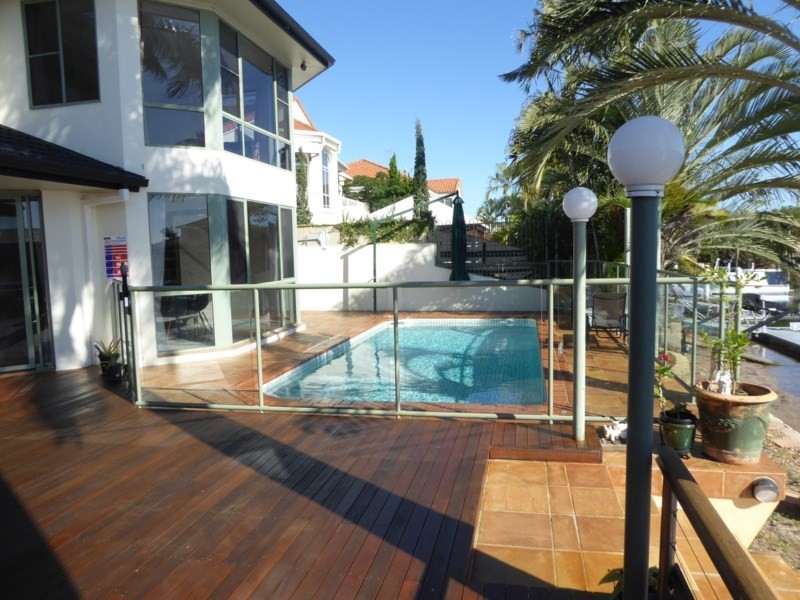 10 Folkstone Place, Runaway Bay QLD 4216