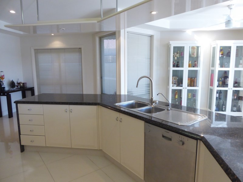 10 Folkstone Place, Runaway Bay QLD 4216