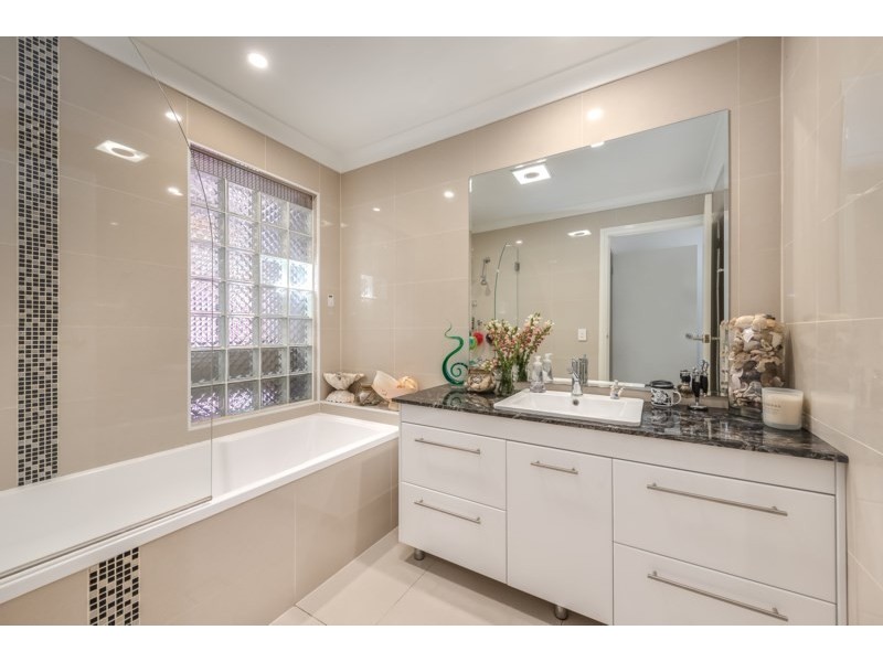 8 Longboat Place, Biggera Waters QLD 4216