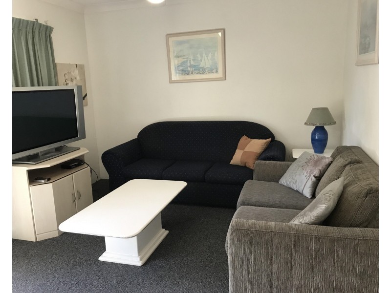 2/125 Frank Street, Labrador QLD 4215