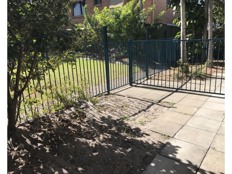 2/125 Frank Street, Labrador QLD 4215