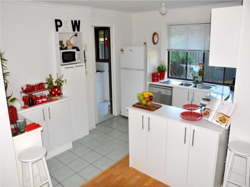 2/6 Hoya Court, Labrador QLD 4215