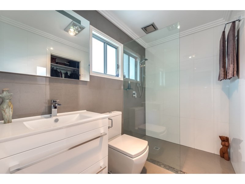 16 Teal Avenue, Paradise Point QLD 4216