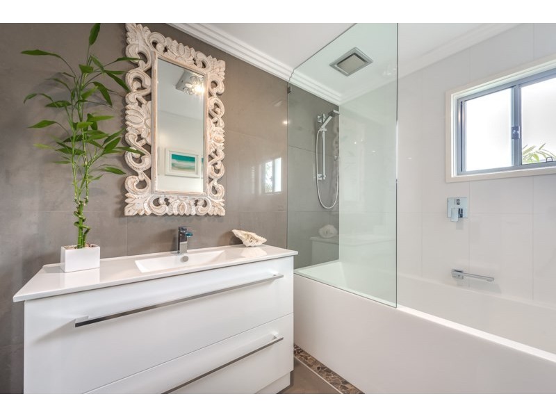 16 Teal Avenue, Paradise Point QLD 4216