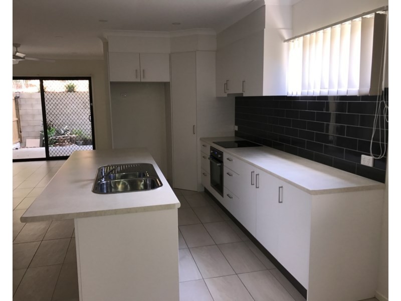 2/18 Enid Avenue, Southport QLD 4215