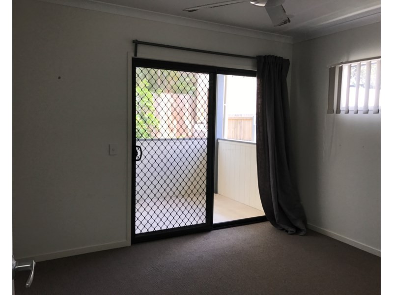 2/18 Enid Avenue, Southport QLD 4215