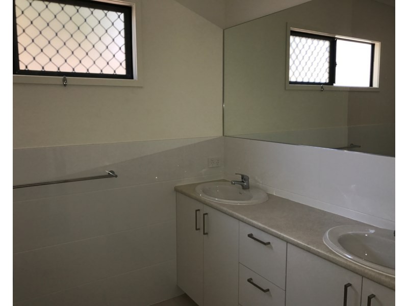 2/18 Enid Avenue, Southport QLD 4215