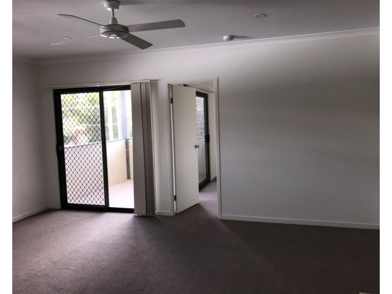 2/18 Enid Avenue, Southport QLD 4215